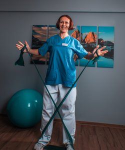 Frau macht Übung mit Fitnessband