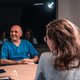 Lächelnder Mann in Profilansicht