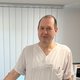Mann steht und schaut in die Kamera