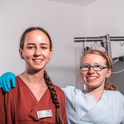 Zwei Frauen lächeln für die Kamera