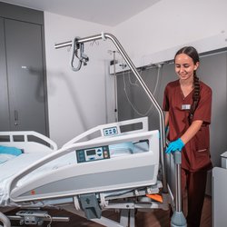 Medizinisches Personal bei der Arbeit; Krankenbett